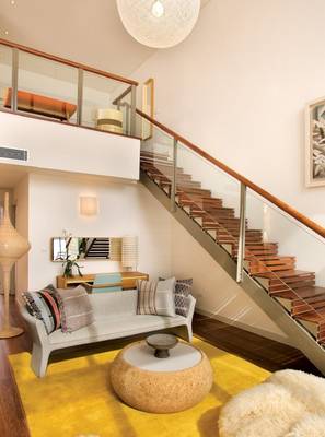 Вариант лестницы в доме в современном стиле.