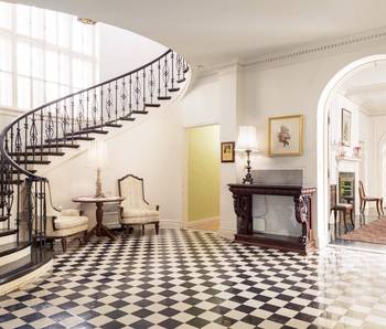 Красивый интерьер лестницы частного дома  в классическом стиле.