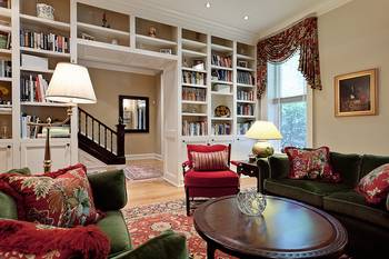 Интерьер домашней библиотеки в коттедже в классическом стиле.