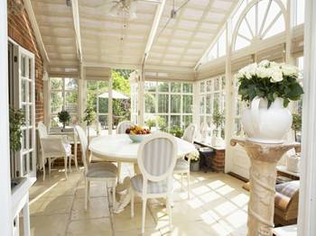 Красивый дизайн веранды в загородном доме  в классическом стиле.