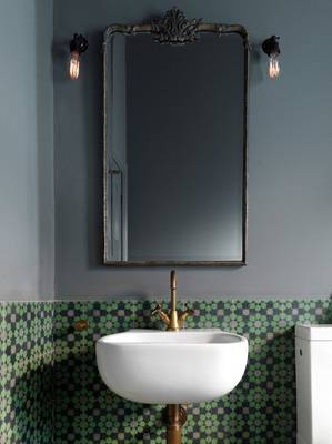 Дизайн интерьера ванной комнаты в доме в колониальном стиле.