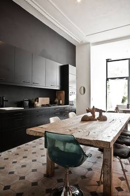 Красивый интерьер кухни частного дома  в скандинавском стиле.