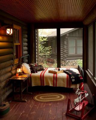 Спальня в коттедже в стиле шале.