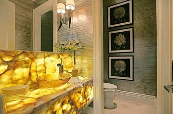 Пример ванной комнаты в загородном доме в стиле модерн.