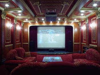 Дизайн домашнего кинотеатра частного дома в стиле ампир.