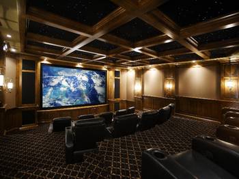 Дизайн интерьера домашнего кинотеатра частного дома  в классическом стиле.