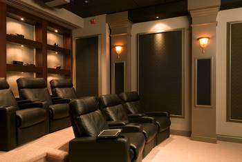 Красивый дизайн домашнего кинотеатра в авторском стиле.