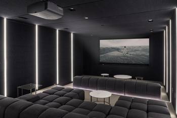 Интерьер домашнего кинотеатра в коттедже в современном стиле.