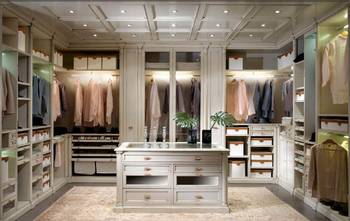 Красивый интерьер гардеробной в доме в классическом стиле.