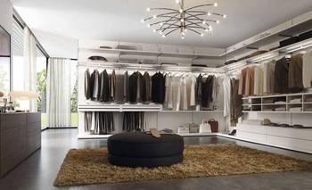 Дизайн интерьера гардеробной в доме в современном стиле.