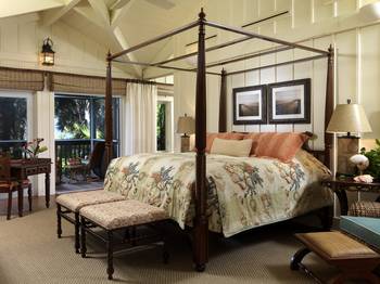 Красивый дизайн спальни в загородном доме  в колониальном стиле.