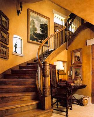 Дизайн интерьера лестницы в доме в колониальном стиле.