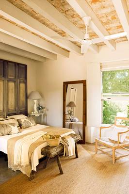 Красивый интерьер спальни в средиземноморском стиле.