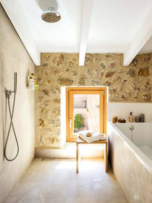 Красивый дизайн ванной комнаты в загородном доме  в средиземноморском стиле.