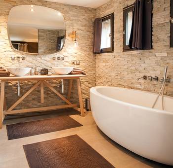 Дизайн ванной комнаты в доме в стиле лофт.