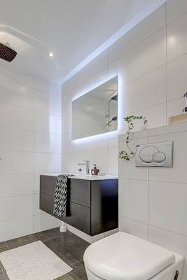 Пример ванной комнаты в загородном доме  в современном стиле.