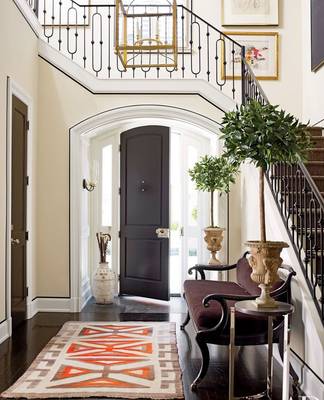 Красивый интерьер лестницы в доме в классическом стиле.