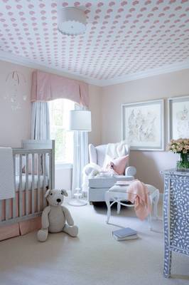Дизайн интерьера детской комнаты в доме в классическом стиле.