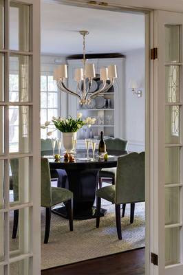 Интерьер столовой в доме в классическом стиле.
