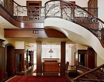 Фото лестницы в доме в стиле модерн.