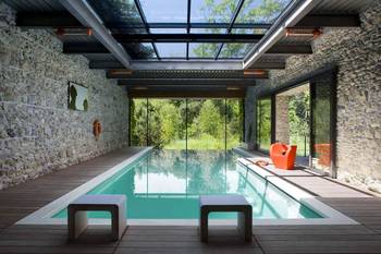 Особенности проектирования домов с бассейном