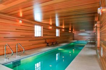 Дизайн бассейна в доме в современном стиле.