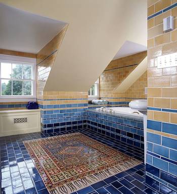 Дизайн интерьера ванной комнаты в коттедже в этническом стиле.