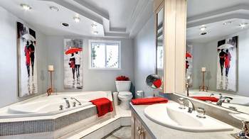 Фото ванной комнаты в доме в стиле фьюжн.