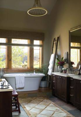 Красивый интерьер ванной комнаты частного дома  в колониальном стиле.