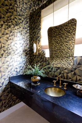 Дизайн ванной комнаты в загородном доме в стиле ардеко.
