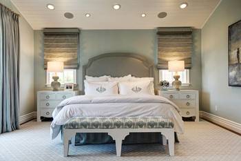 Красивый интерьер спальни в классическом стиле.