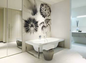Дизайн интерьера ванной комнаты в коттедже в современном стиле.