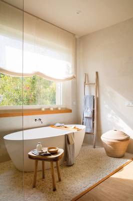 Дизайн интерьера ванной комнаты в загородном доме  в средиземноморском стиле.