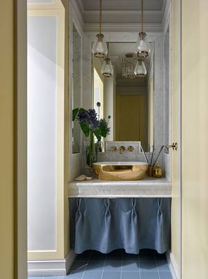Дизайн интерьера ванной комнаты в коттедже в стиле ардеко.