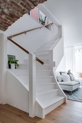 Красивый интерьер лестницы в загородном доме  в средиземноморском стиле.