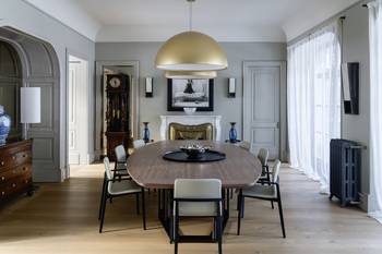 Красивый дизайн столовой частного дома  в классическом стиле.