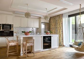 Красивый дизайн кухни в доме в классическом стиле.