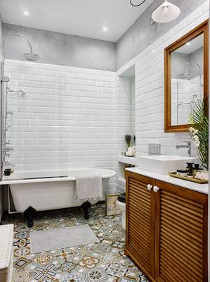 Красивый интерьер ванной комнаты частного дома в стиле лофт.