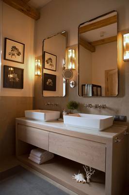 Дизайн интерьера ванной комнаты в коттедже в средиземноморском стиле.