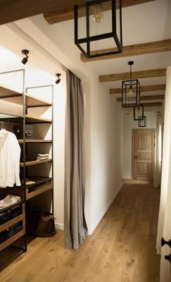 Дизайн интерьера гардеробной в доме в скандинавском стиле.