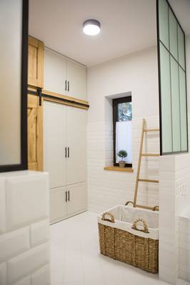 Красивый дизайн ванной комнаты в загородном доме  в средиземноморском стиле.