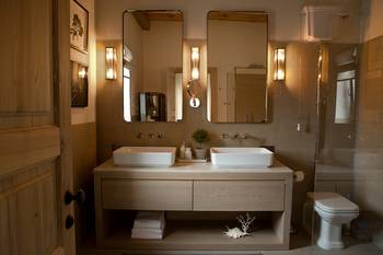 Фото ванной комнаты в коттедже в классическом стиле.