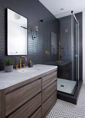 Пример ванной комнаты частного дома  в современном стиле.
