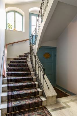 Дизайн лестницы в классическом стиле.