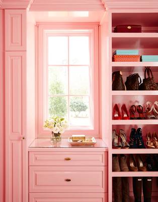 Красивый интерьер гардеробной в доме в стиле кантри.