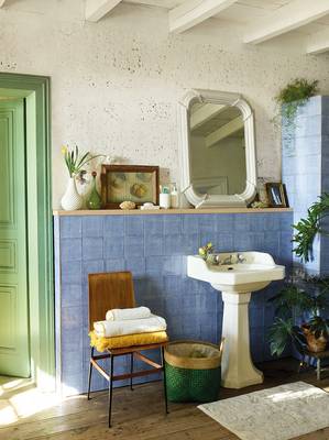 Красивый дизайн ванной комнаты в коттедже в средиземноморском стиле.
