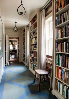 Фото домашней библиотеки в загородном доме  в классическом стиле.