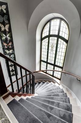 Красивый интерьер лестницы в колониальном стиле.