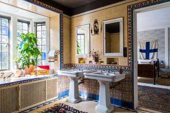 Красивый интерьер ванной комнаты в коттедже в этническом стиле.