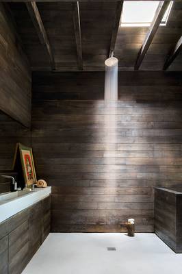 Красивый дизайн ванной комнаты в коттедже в современном стиле.